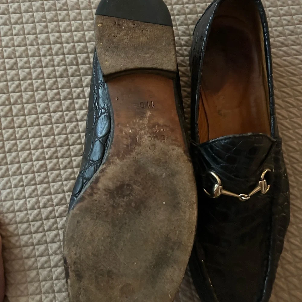 Gucci Black Textured Loafers with Gold Accent - Picture 2 of 4